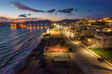 Yunanistan 'ın güney Mora bölgesindeki Vatika bölgesinin başkanı Napoli' nin hava gece görüşü.
