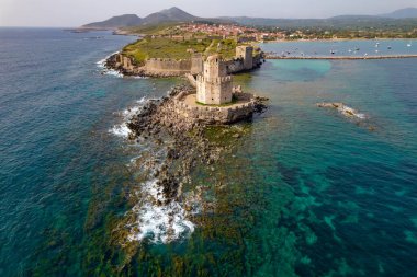 Yunanistan 'ın Messinia kentindeki Methoni Köyü' nün arka planı olarak Methoni Kalesi 'nin insansız hava aracı görüntüsü