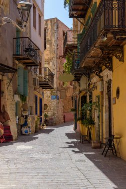 Yunanistan 'ın Girit kentindeki eski Venedik kasabasında dar bir sokak ve çiçek açan geleneksel sokak.