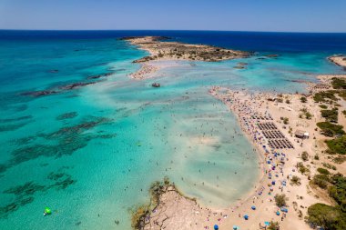 Chania, Girit, Yunanistan 'daki turkuaz suları ve pembe kumla ünlü Elafonisi plajının havadan manzarası..