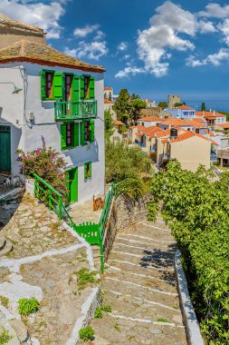 Eski köydeki geleneksel ara sokak alonnisos Sporades Yunanistan !!