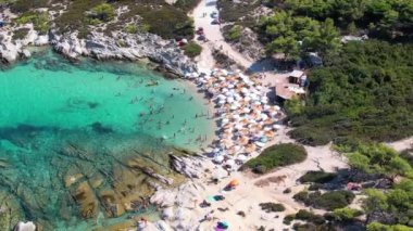 Sithonia, chalkidiki, Yunanistan 'da yaz boyunca turkuaz suları ile Orange Beach olarak da bilinen ünlü kavourotrypes plajının hava klibi