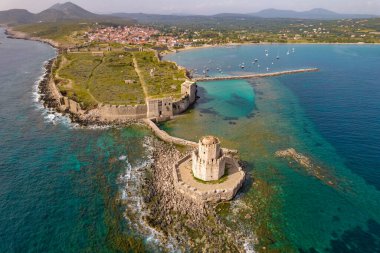 Yunanistan 'ın Messinia kentindeki Methoni Köyü' nün arka planı olarak Methoni Kalesi 'nin insansız hava aracı görüntüsü