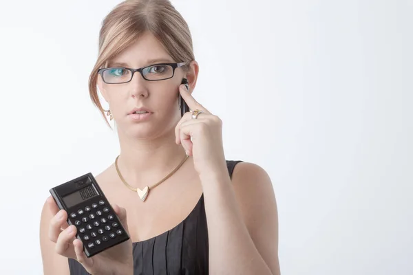 Mujer Joven Preocupada Con Una Calculadora Está Comprobando Los Números — Foto de Stock