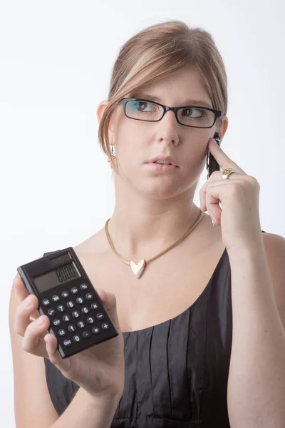 Молода Стурбована Жінка Калькулятором Перевіряє Номери Або Витрати Енергію — стокове фото