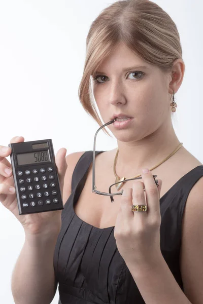 Mujer Joven Preocupada Con Una Calculadora Está Comprobando Los Números — Foto de Stock