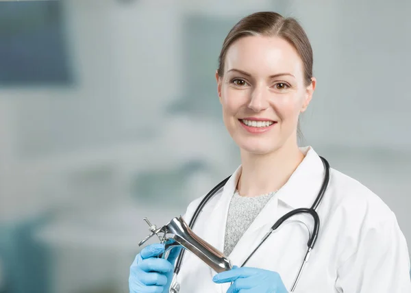 Friendly Female Gynecologist Speculum Her Hand Front Clinic Room — Stock Photo, Image