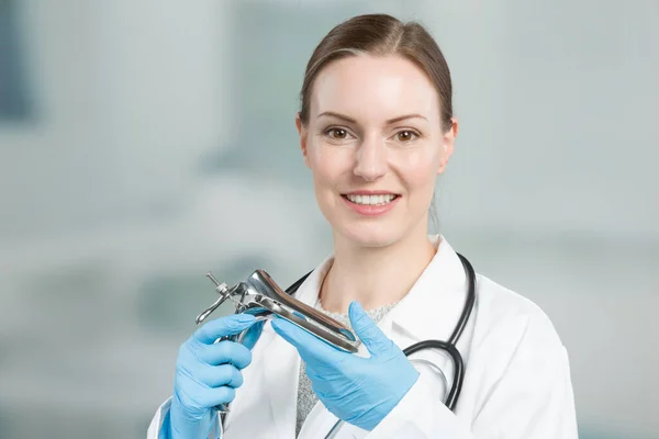Friendly Female Gynecologist Speculum Her Hand Front Clinic Room — Stock Photo, Image