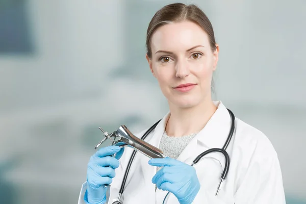 Female Gynecologist Speculum Her Hand Front Clinic Room — Stock Photo, Image