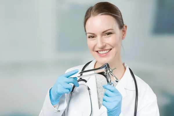 Smiling Female Gynecologist Speculum Her Hand — Stock Photo, Image