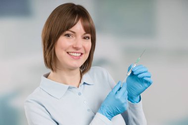 Kadın doktor ya da şırıngalı hemşire koronavirüs aşısı serumunu çıkardı.