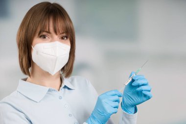 Kadın doktor ya da şırıngalı hemşire koronavirüs aşısı serumunu çıkardı.