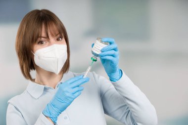 Kadın doktor ya da şırıngalı hemşire aşı serumuyla çıkarıldı.