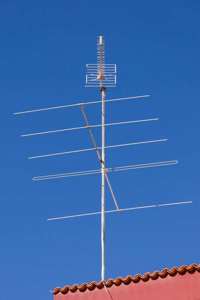 Телевизионная Антенна Крыше Перед Голубым Небом — стоковое фото
