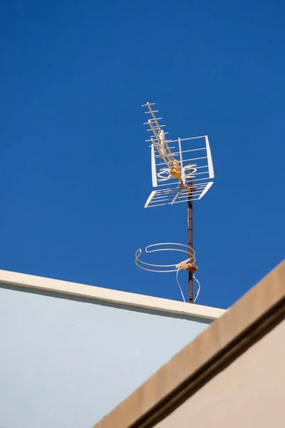 Antena Telewizyjna Dachu Przed Błękitnym Niebem — Zdjęcie stockowe