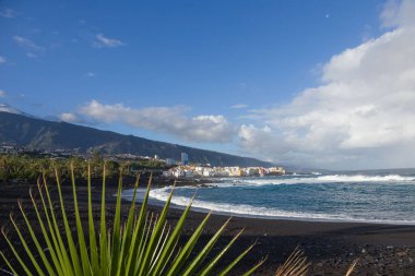 Tenerife kasabası Puerto de la Cruz Dağları, siyah kumsal ve deniz