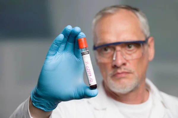 Médico Cientista Está Manipulando Tubo Teste Sangue Frente Laboratório — Fotografia de Stock