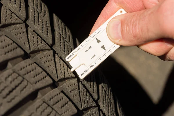 安全上の理由から自動車タイヤのトレッド深さを測定するクローズアップ — ストック写真
