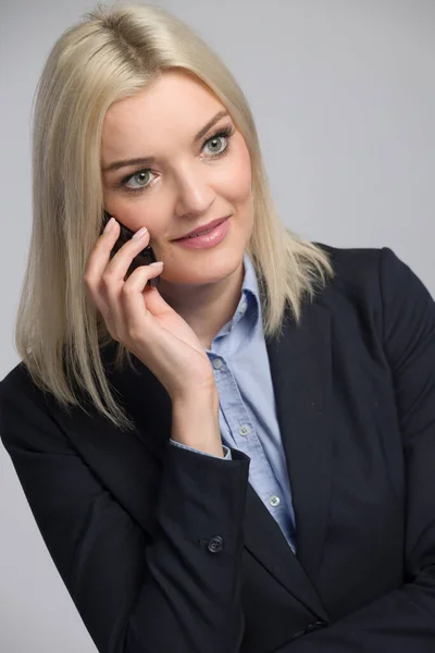 Mladá Blondýnka Obchodních Šatech Pomocí Mobilního Telefonu Poslouchá — Stock fotografie