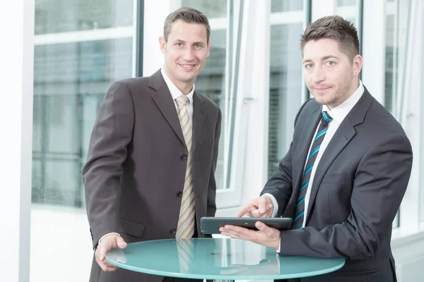 Two Young Business People Talking Working Computer Tablet — Stock Photo, Image