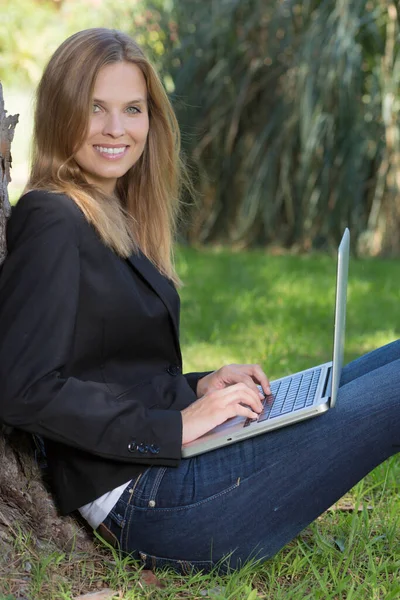 Young Woman Wearing Blazer Working Outdoor Her Laptop — Stock Photo, Image