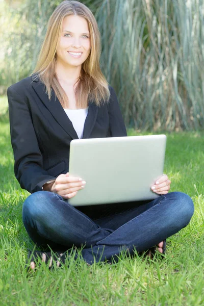 Young Woman Wearing Blazer Working Outdoor Her Laptop — Stock Photo, Image