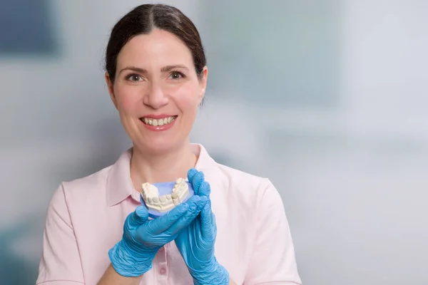Żeński Dentysta Technik Dentystyczny Prezentuje Nadruk Stomatologiczny Sztucznym Uzębieniem Gotowy — Zdjęcie stockowe
