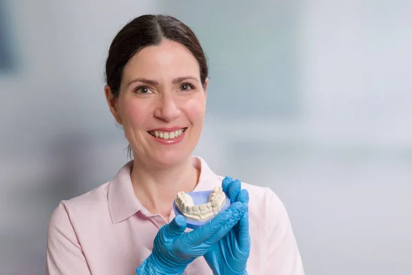 Żeński Dentysta Technik Dentystyczny Prezentuje Nadruk Stomatologiczny Sztucznym Uzębieniem Gotowy — Zdjęcie stockowe