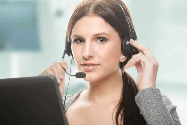 Junge Geschäftsfrau Oder Callcenter Agentin Mit Headset — Stockfoto