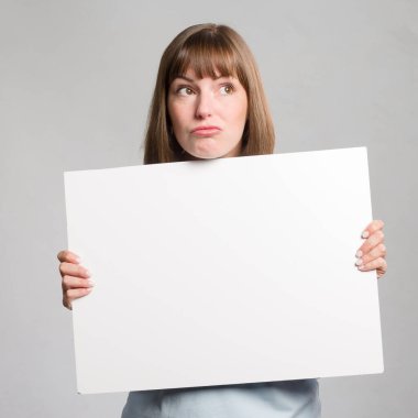 Genç bir kadın boş bir reklam panosunu tutuyor ve şöyle düşünüyor: