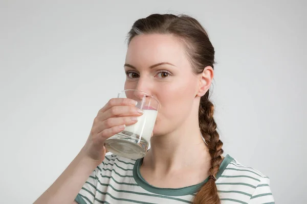 Žena Pije Sklenice Čerstvého Mléka — Stock fotografie