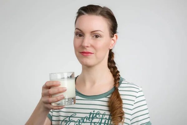 新鮮な牛乳を飲んでいる女性は — ストック写真