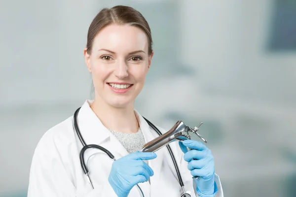 Smiling Female Gynecologist Presents Speculum Her Hand — Stock Photo, Image