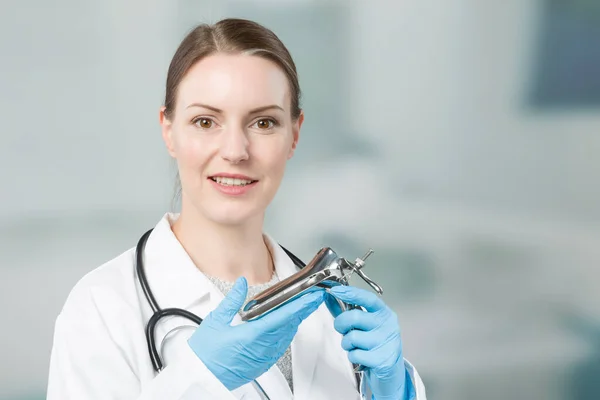 Female Gynecologist Speculum Her Hand — Stock Photo, Image