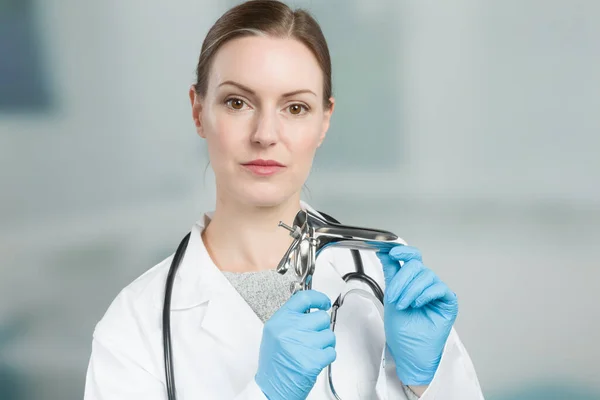 Seriouslay Looking Female Gynecologist Speculum Her Hand — Stock Photo, Image