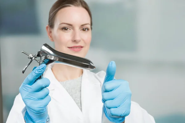 Smiling Female Gynecologist Speculum Her Hand Shows Thumb — Stock Photo, Image