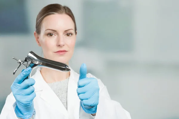 Female Gynecologist Speculum Her Hand Shows Thumb — Stock Photo, Image