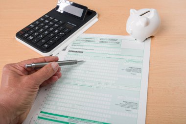 Vergi beyannamesini hesap makinesiyle, eli kalemle ve kumbarayla kapatıyoruz.