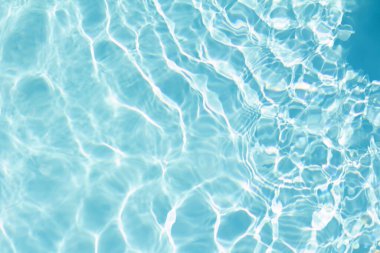 Mavi havuzda su dalgaları