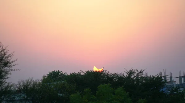 Удивительный Научный Фон Полное Солнечное Затмение Темно Красном Светящемся Небе — стоковое фото