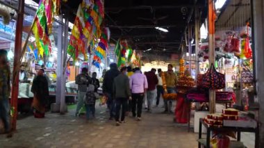 Eski şehrin sokaklarında yürüyen insanlar