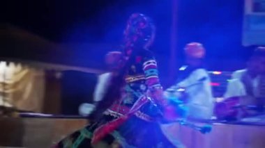 Rajasthani müziği ve halk dansları kültür programı Thar Çölü 'ndeki Sam Dunes kampında. Kalbeliya kabilesi. Jaisalmer, Rajasthan, Hindistan - Kasım 2022
