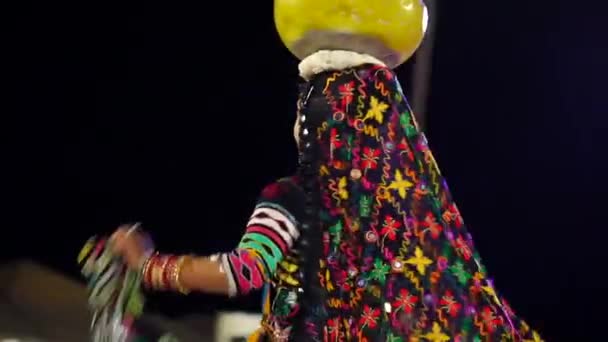 Kostum Kostum Berwarna Warni Pot Pot Yang Diseimbangkan Atas Kepala — Stok Video