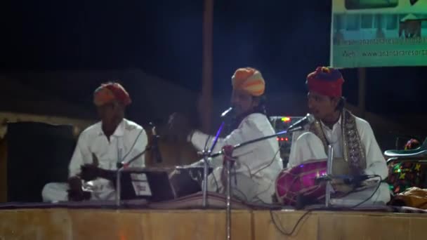 Artysta Śpiewający Ludową Pieśń Rajasthani Program Kulturalny Obozie Sam Dunes — Wideo stockowe