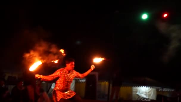 Feuershow Kreative Feuerkünstler Künstler Der Extremen Feuershow Zeigen Ihr Können — Stockvideo