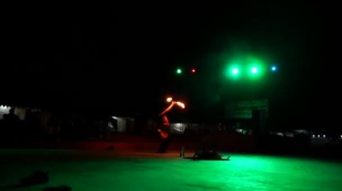 Ateş gösterisi. Yaratıcı ateşli sanatçı, aşırı ateş sanatçısı yeteneklerini sergiliyor ve ağzından ateş püskürtüp, üflemesine izin veriyor. Jaisalmer, Rajasthan, Hindistan - Kasım 2022