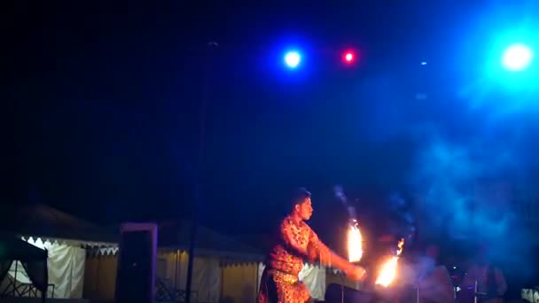 火灾现场具有创造力的激情艺术家 极度火势的艺术家展示了他们的技能 让火暴的嘴 喷火和喷火 Jaisalmer Rajasthan India Nov 2022 — 图库视频影像