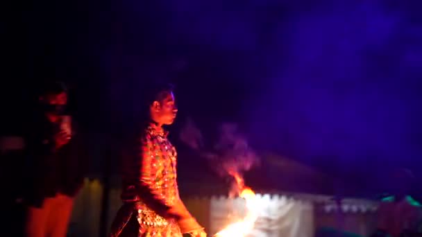 火のショー 創造的な炎の芸術家 極端な火の芸術家は彼らの技術を示し 打撃および呼吸の火の嵐を許可しなさい インド ラジャスタン州ジャイサルマー 2022年11月 — ストック動画