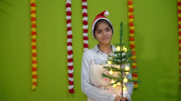 Atrakcyjna Dziewczyna Świętuje Boże Narodzenie Leżąc Zielonym Tle Szczęśliwa Uśmiechnięta — Wideo stockowe