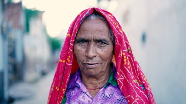 Geleneksel elbiseli Hintli kadın portresi. Hint etnik kökenli yaşlı kadını yakından takip et. Sikar, Rajasthan, Hindistan - Kasım 2022